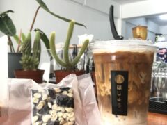 Iced coffee and snack at ほじゅう hojū in Khon Kaen, Thailand.