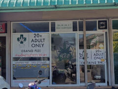 Exterior of เซียนบ้องไผ่ สาขาบางพลี dispensary in Bang Phli, Samut Prakan, with signage, entrance, and scooters. 20+ adult only.